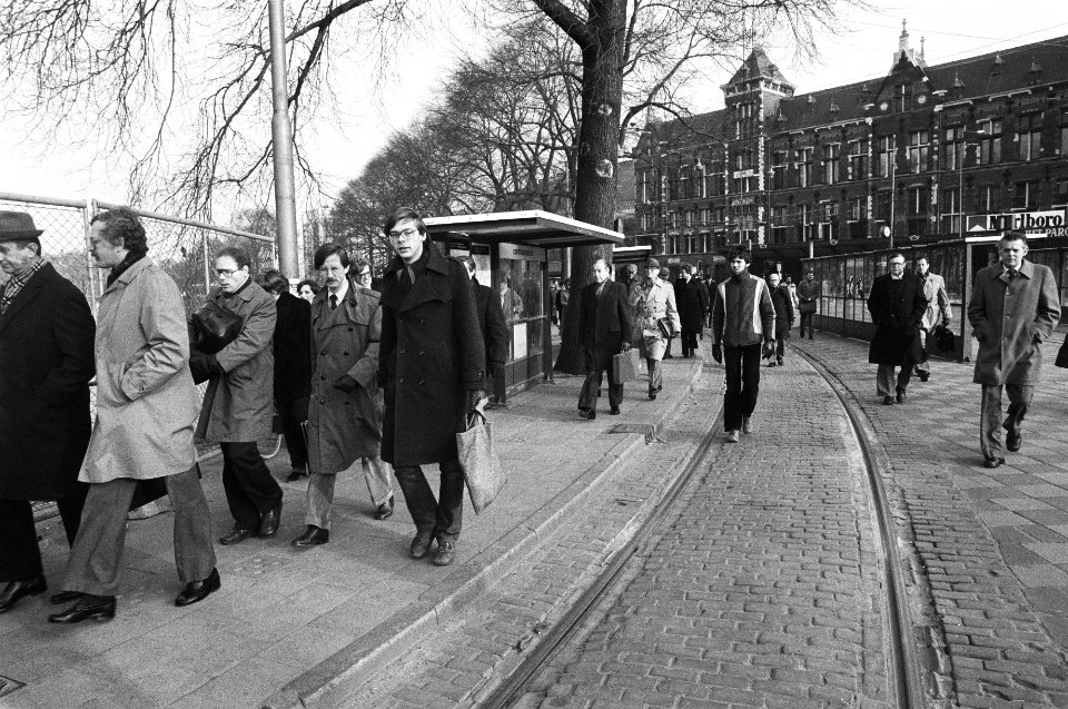 FNV aktiedag tegen looningreep mensen te voet naar het werk door staking openba, Bestanddeelnr 930-7335