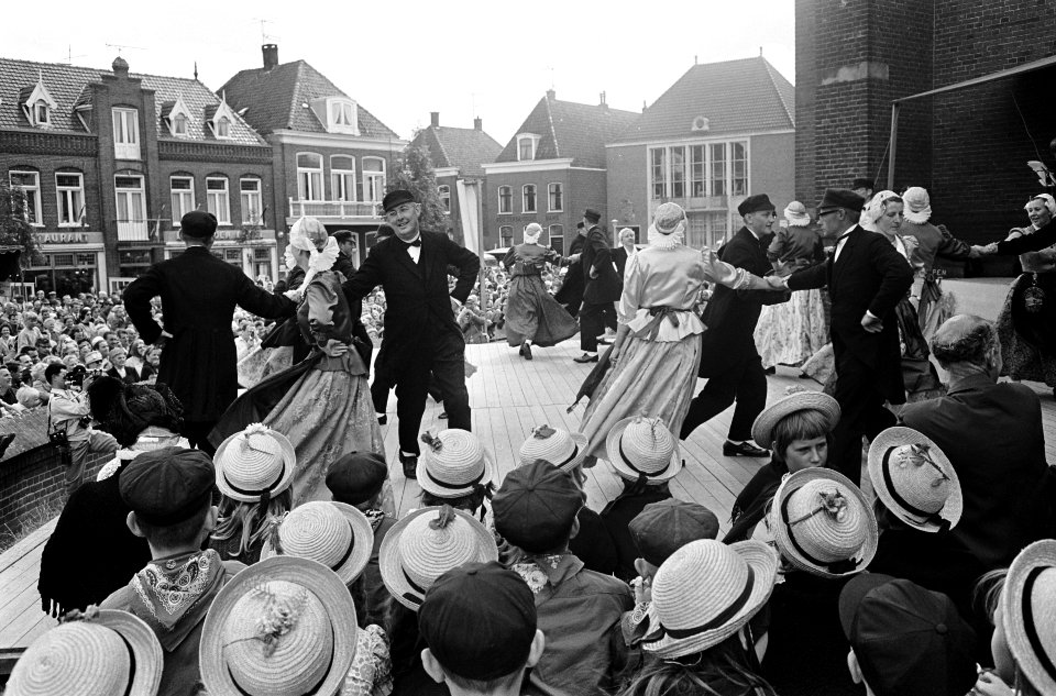 Folklore in Schagen, kinderen in klederdracht dansen, Bestanddeelnr 917-9264