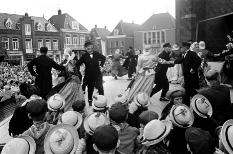 Folklore in Schagen, kinderen in klederdracht dansen, Bestanddeelnr 917-9264