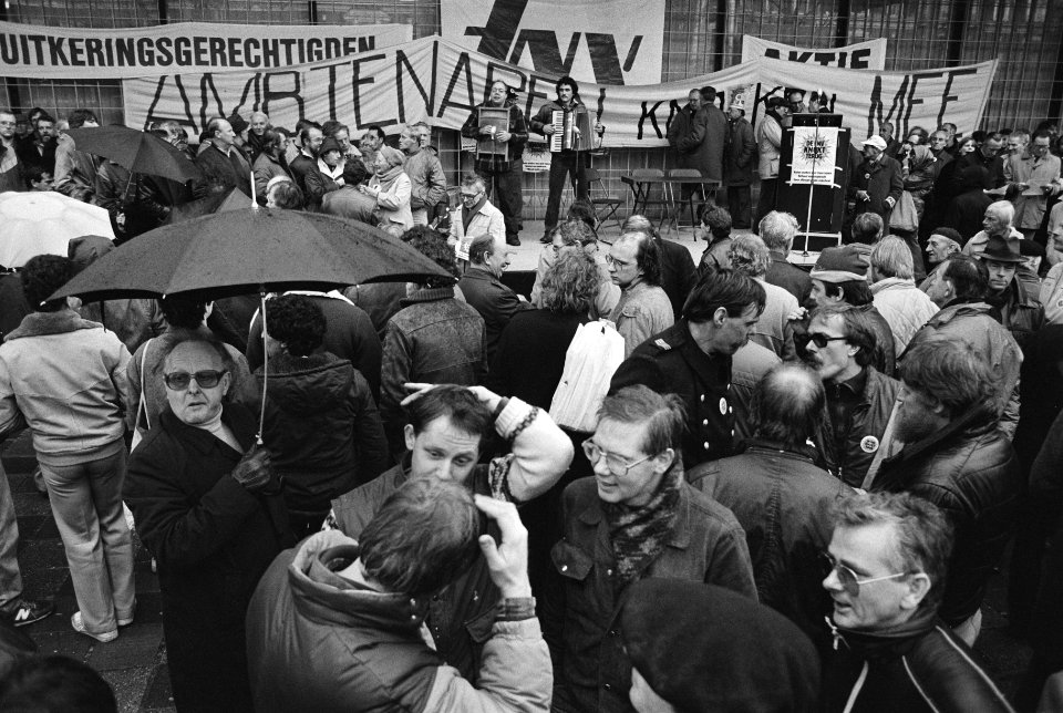 FNV-actie tegen kortingen op uitkeringen in Amsterdam deelnemers aan de manifest, Bestanddeelnr 933-1584