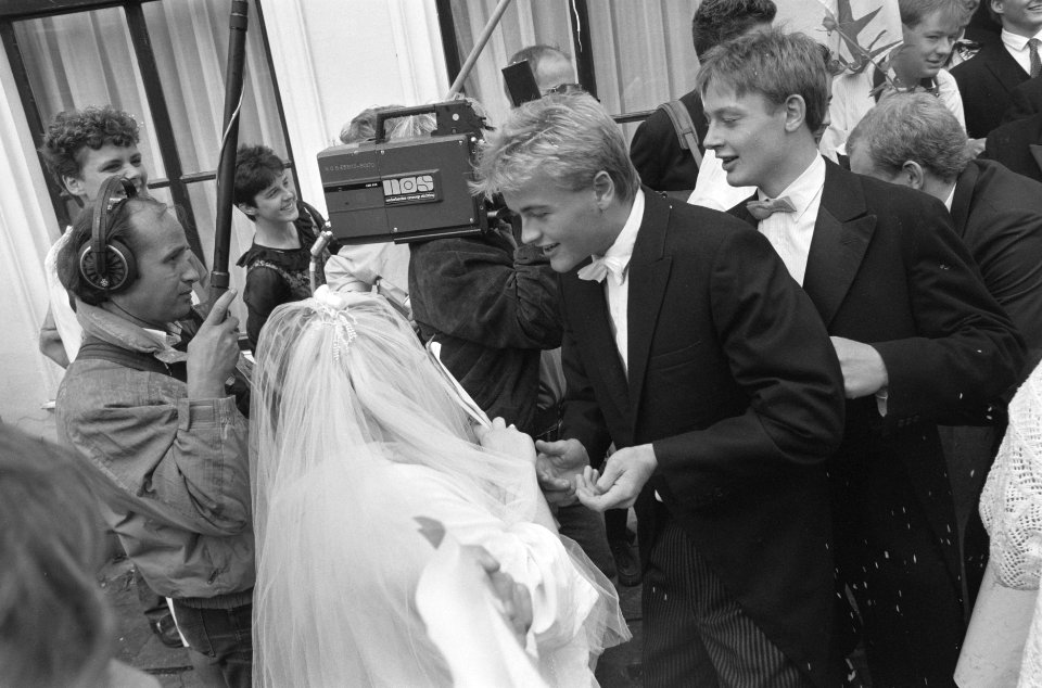 FNV-jongeren doen in Leiden, verkleed als bruiden, Prins Willem Alexander een h…, Bestanddeelnr 934-0871