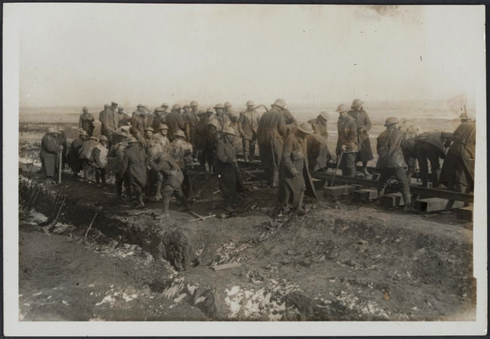 Following up the Boche and actualy laying a line on the ground just captured, Bestanddeelnr 158-1641