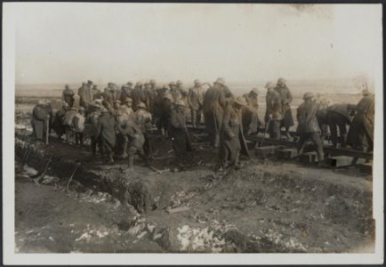 Following up the Boche and actualy laying a line on the ground just captured, Bestanddeelnr 158-1641