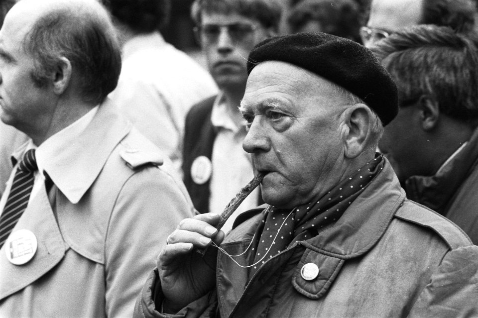 FNV-acties in Den Haag tegen de 1 juli-kortingen op sociale uitkeringen demonst, Bestanddeelnr 932-9762
