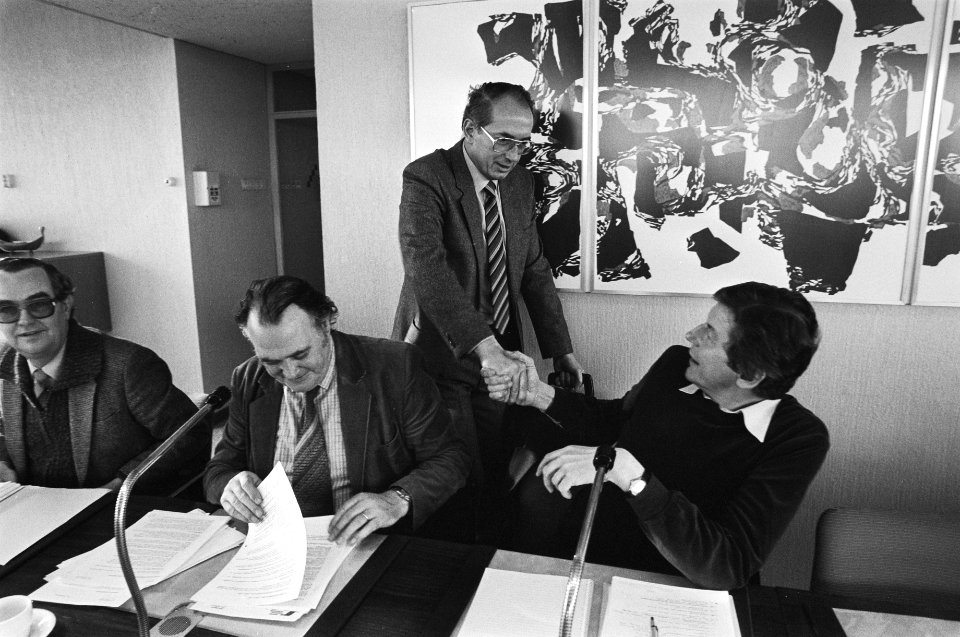 FNV-federatieraad Amsterdam. Arie Groenvelt begroet voorzitter Wim Kok en (l.) v, Bestanddeelnr 931-9043