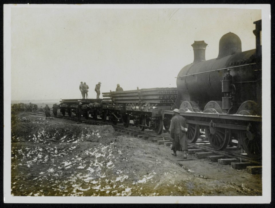 Following up the Boche and actually laying a line on the ground just captured, Bestanddeelnr 158-0261