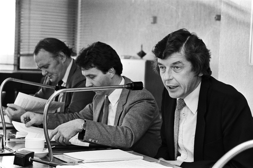 FNV voorzitter Wim Kok (rechts) en vice-voorzitter H. Bode (links) midden onbek, Bestanddeelnr 931-7385