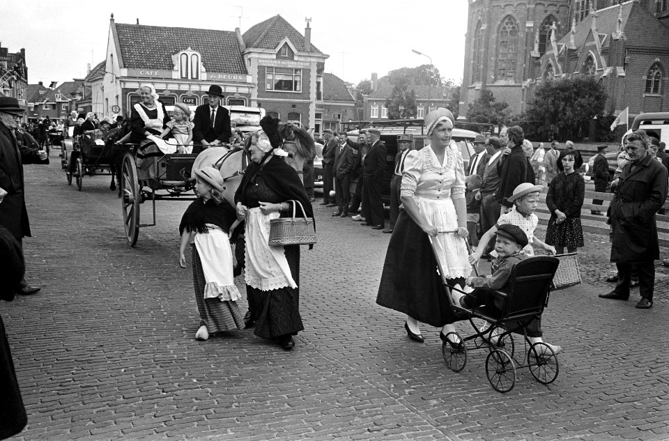 Folklore in Schagen, kinderen in klederdracht dansen, Bestanddeelnr 917-9261