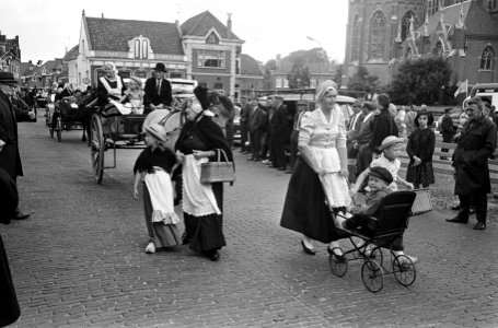 Folklore in Schagen, kinderen in klederdracht dansen, Bestanddeelnr 917-9261