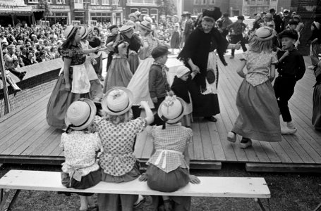 Folklore in Schagen, kinderen in klederdracht dansen, Bestanddeelnr 917-9259