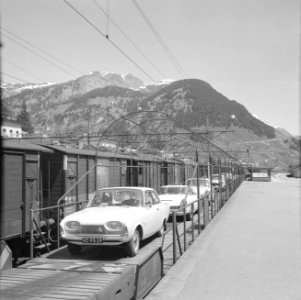 Ford 17M van Willem Van de Poll op de autotrein, Bestanddeelnr 254-5085