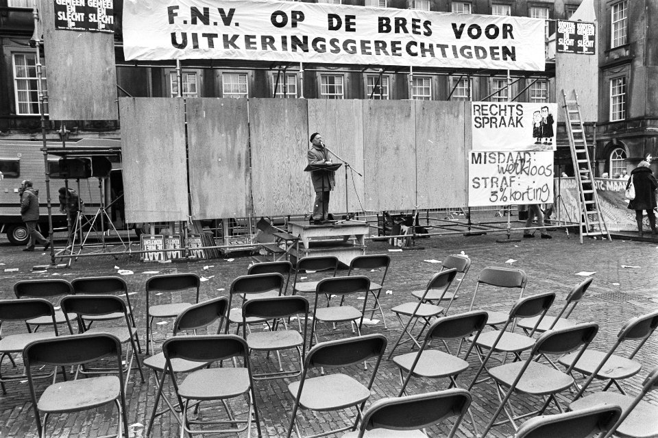FNV-acties in Den Haag tegen de 1 juli-kortingen op sociale uitkeringen lege st, Bestanddeelnr 932-9763