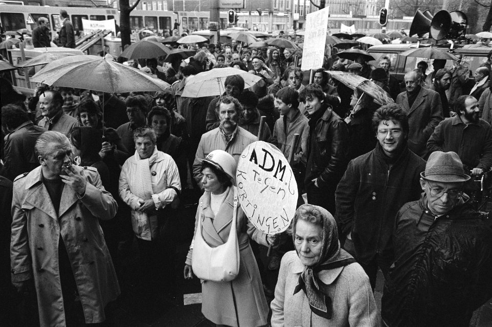 FNV-actie tegen kortingen op uitkeringen in Amsterdam deelnemers aan de manifest, Bestanddeelnr 933-1585