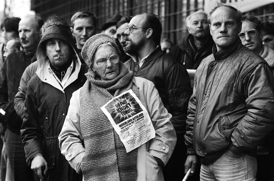 FNV-actie tegen kortingen op uitkeringen in Amsterdam deelnemers aan de manifest, Bestanddeelnr 933-1583
