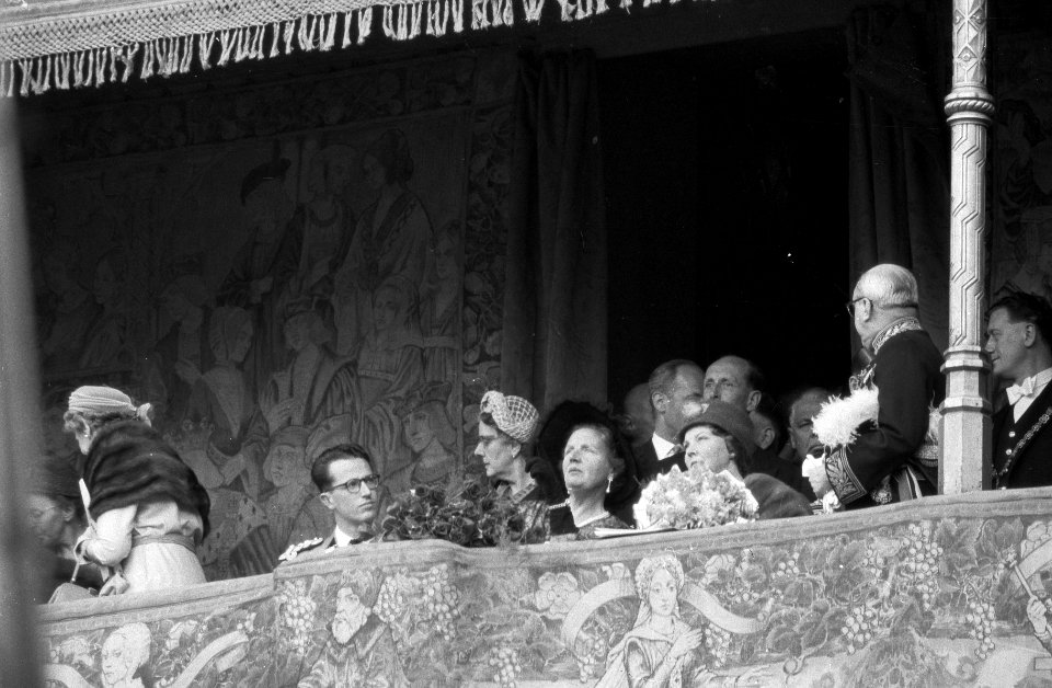 Folkloristische optocht op de Markt voor het stadhuis, Bestanddeelnr 911-2955
