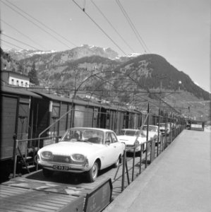 Ford 17M van Willem Van de Poll op de autotrein, Bestanddeelnr 254-5084