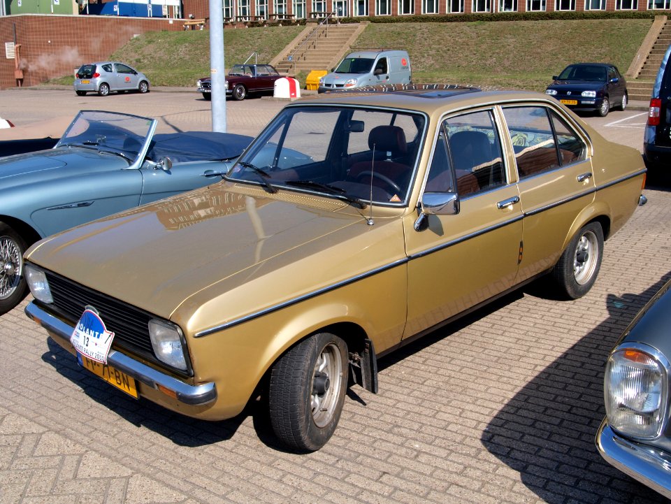 Ford ESCORT 1300 GL, licence FP-71-BN, pic2