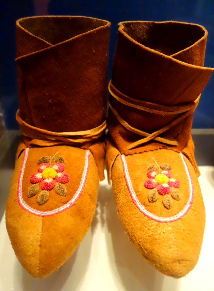 For Providence Slavey moccasins, c. 1987 - Bata Shoe Museum - DSC00697