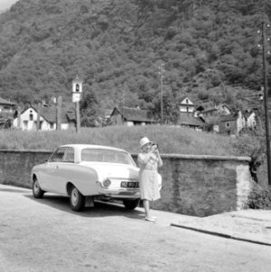 Ford 17M van Willem Van de Poll in Airolo met zijn echtgenote Hildegard Eschen, Bestanddeelnr 254-5088