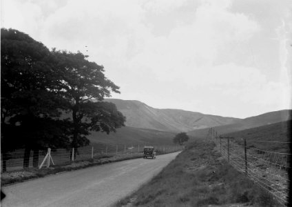 Ford car on A44 road (1294753)