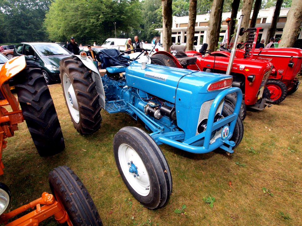 Fordson Dexta (blue)