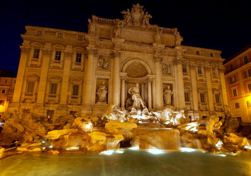 Fontana di Trevi by night pic-002