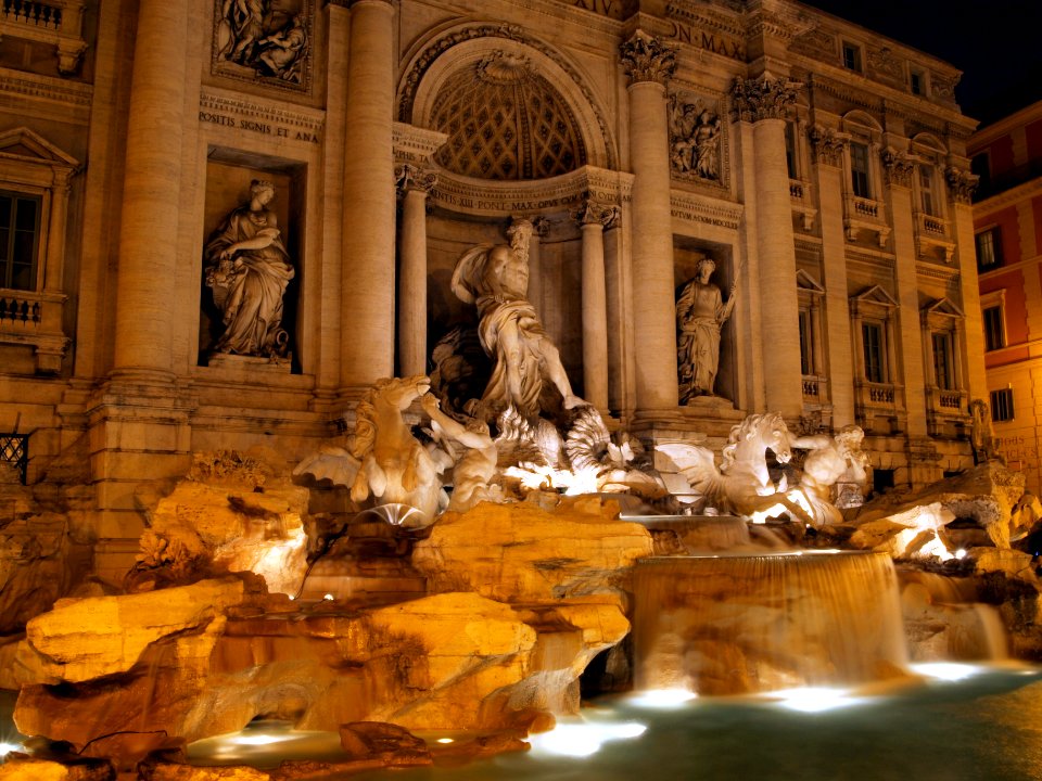 Fontana di Trevi by night pic-001