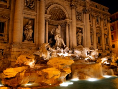 Fontana di Trevi by night pic-001