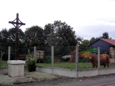 Fontaines-lès-Clercs (Aisne) croix de chemin et vache