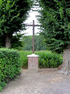 Fontaines-lès-Clercs (Aisne) croix de chemin entre 2 arbres