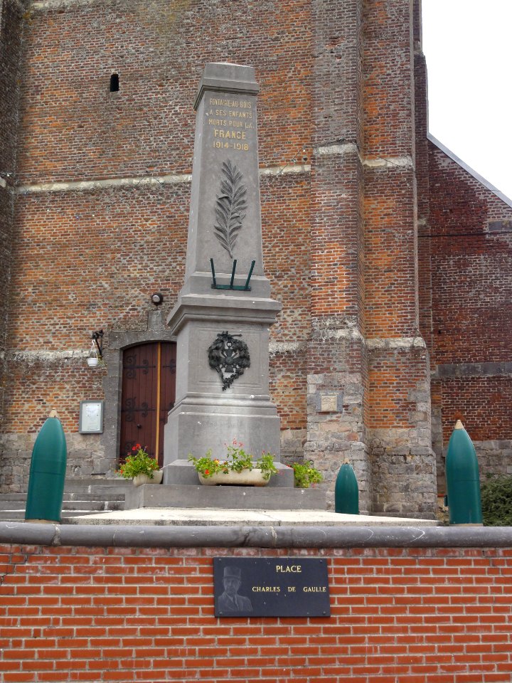 Fontaine-au-Bois (Nord, Fr) monument aux morts