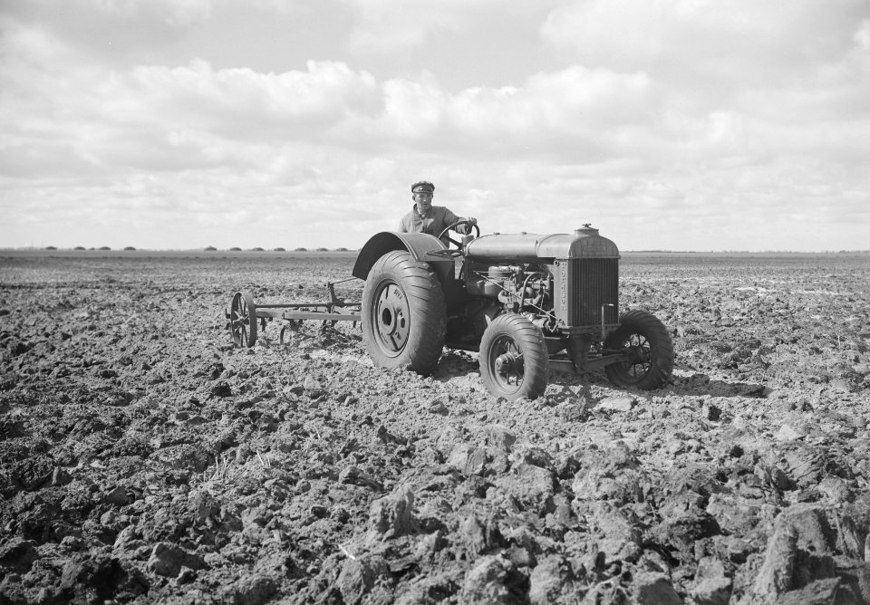 Fordsonmotor met cultivator op het Rhederveld, Bestanddeelnr 192-1002