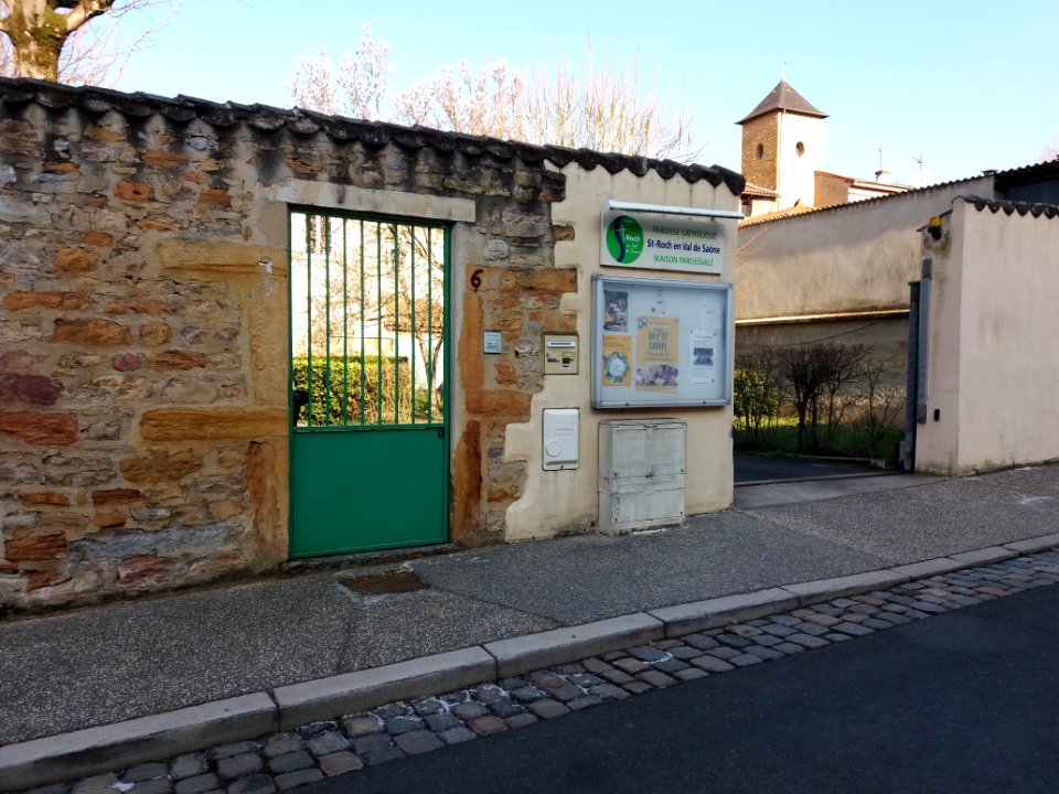 Fontaines-sur-Saône - Rue Victor Hugo - Entrée de la maison paroissiale St-Roch en Val de Saône