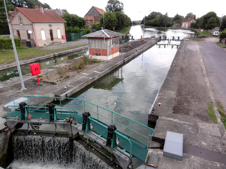 Fontaines-lès-Clercs (Aisne) Canal de Saint-Quentin, écluse vue du pont