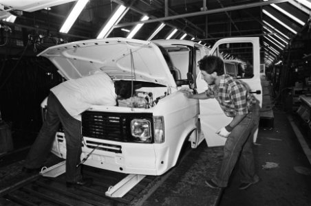 Fordfabriek in Amsterdam weer bezet door het personeel een dreigende sluiting het werk in de fabriek gaat door, Bestanddeelnr 931-5632