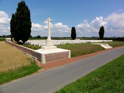 Fontaine-aux-Bois (Nord, Fr) Cross Roads Cemetery CWGC photo