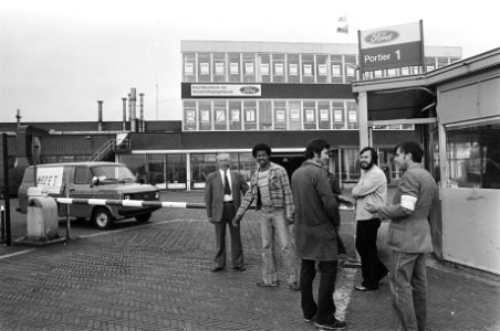 Fordfabriek in Amsterdam weer bezet door het personeel ivm een dreigende sluiting bij het hek van de fabriek wordt gepost, Bestanddeelnr 931-5633