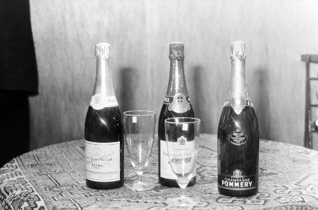 Flessen champagne en glazen, opdracht Elsevier, Bestanddeelnr 924-1249 photo