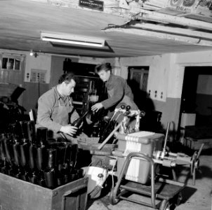 Flessen vullen bij wijnhandel Richard Scheid, Bestanddeelnr 254-4235