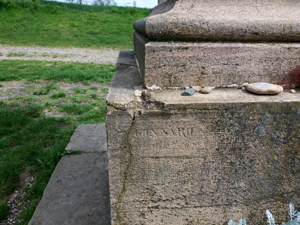 Fleurieu-sur-Saône - Chemin de la Madone - Vierge à l'enfant - Inscription sur le piédestal