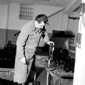 Flessen spoelen bij wijnhandel Richard Scheid, Bestanddeelnr 254-4233