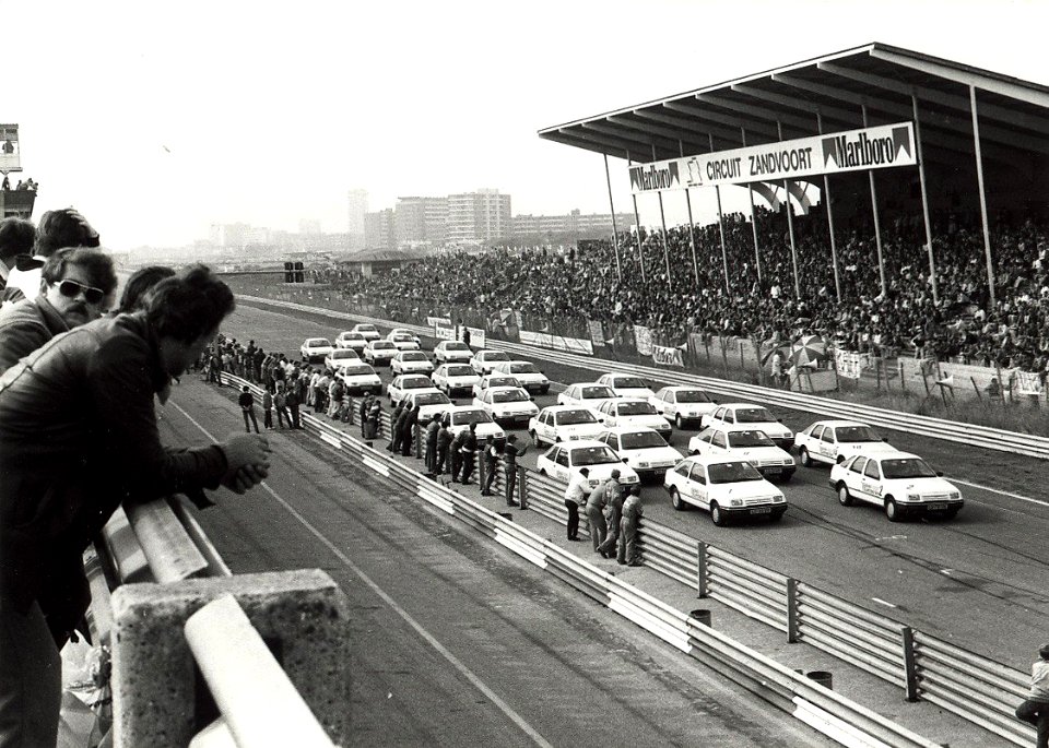 Ford sierra Race, 16 september 1984. Aangekocht in 1985 van fotograaf C. de Boer. - Negatiefnummer 24469 k 6. - Gepubliceerd in het Haarlems Dagblad van 17.09.1984. Identificatienummer 54- 0, NL-HlmNHA 1478 25900 K 38