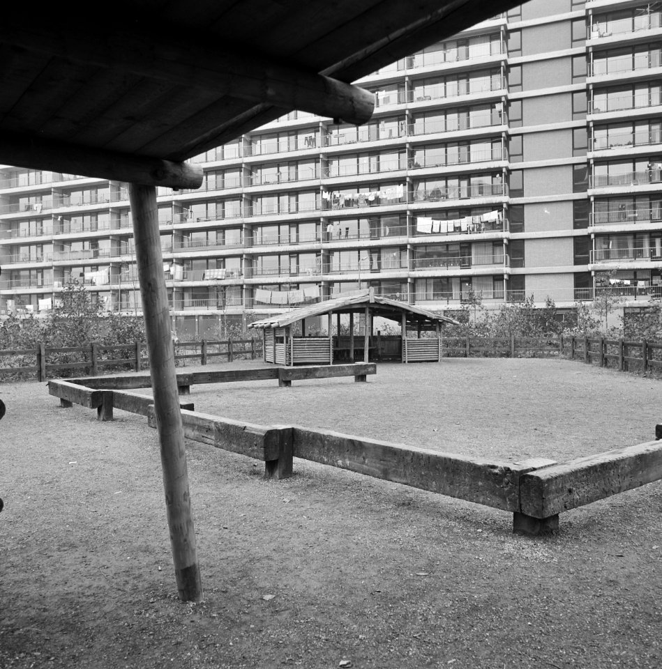 Flats, tuinhuisjes, speelplaatsen, Bestanddeelnr 251-3999