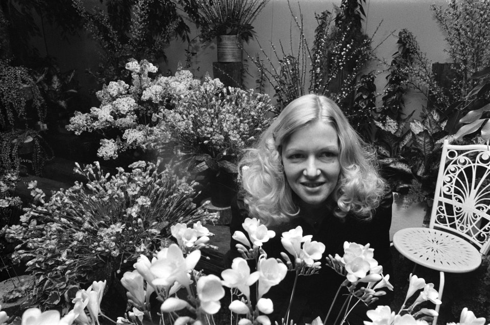 Fleur 76 in Jaarbeurs Utrecht dame tussen de bloemen, Bestanddeelnr 928-4281