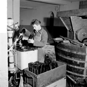 Flessen spoelen bij wijnhandel Richard Scheid, Bestanddeelnr 254-4232