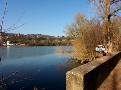 Fleurieu-sur-Saône - Chemin de Halage - Moteur sur muret, au bord de la Saône