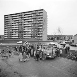Flats, toeschouwers, vrachtwagens, werktuigen, bomen, Bestanddeelnr 251-3929