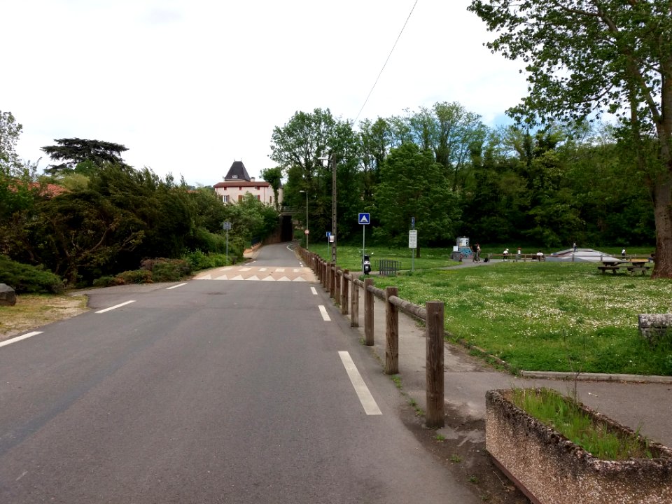 Fleurieu-sur-Saône - Rue Tourneyrand - Vers l'est, depuis le chemin des Artisans