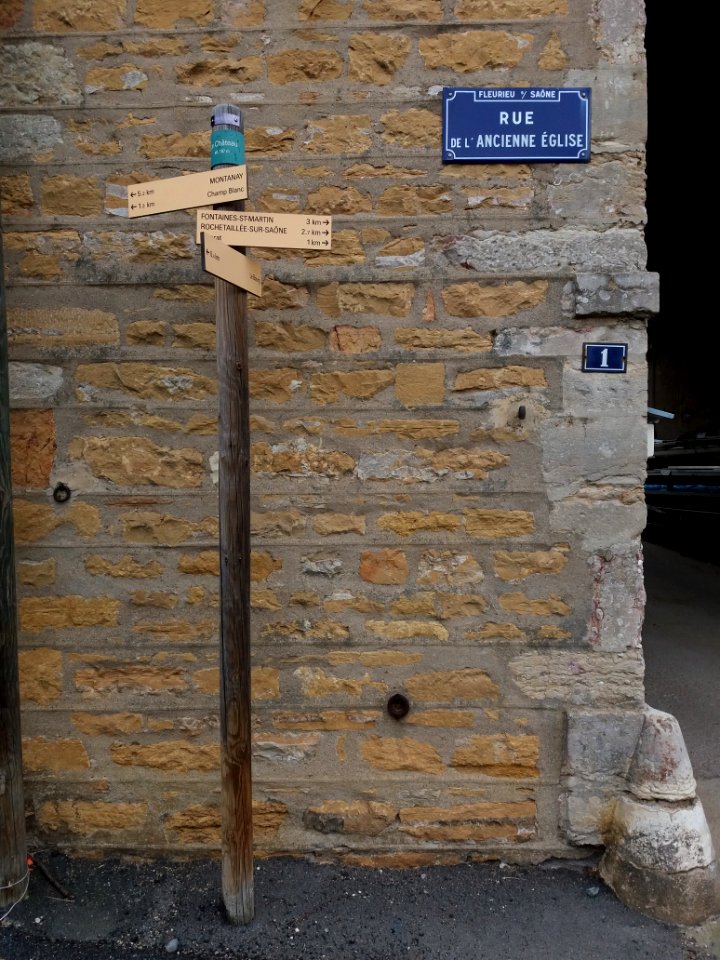 Fleurieu-sur-Saône - Rue de l'Ancienne Église - Plaque et panneau de randonnées