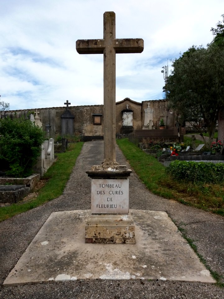 Fleurieu-sur-Saône - Chemin du Cimetière - Cimetière - Tombeau des curés de Fleurieu 03